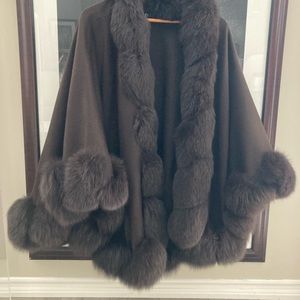 Luxurious Brown Cape with Plush Fur Trim